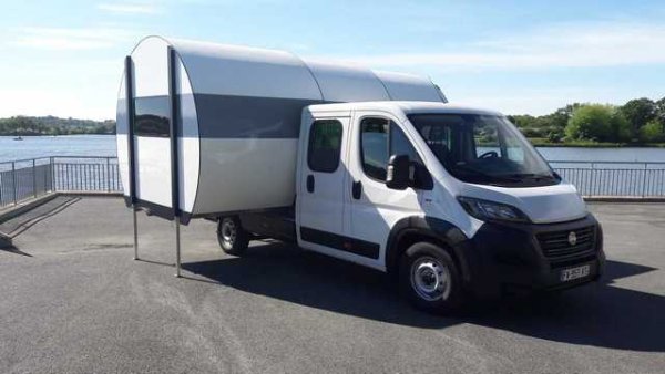 Този телескопичен кемпер е единствен по рода си - Beauer 3XC е нещо като каравана, монтирана на стандартен бордов ван, съставен от стандартна кабина, комбинирана с телескопична клетка. Той има същите общи размери като стандартен ван, но може да се разшири, за да осигури вътрешна площ от 12 кв. м и място за до петима души.